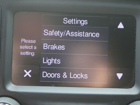 Used 2018 Jeep Compass Latitude FWD image 43