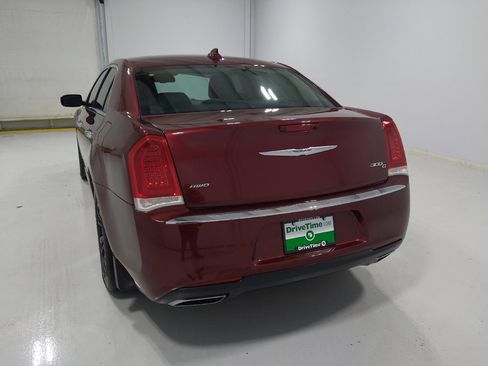 Used 2017 Chrysler 300 C image 6