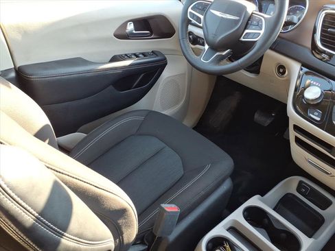 Used 2023 Chrysler Voyager LX image 17