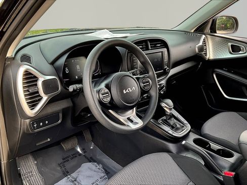 Used 2025 Kia Soul LX FWD image 16