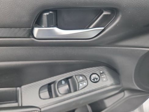 Used 2024 Nissan Altima 2.5 SV FWD image 18