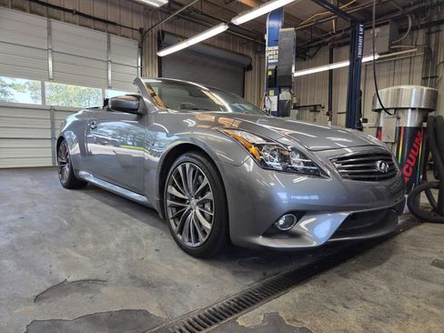 Used 2015 INFINITI Q60 Convertible w/ Premium Package RWD image 1