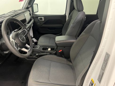 Used 2025 Jeep Wrangler Unlimited Sahara image 21