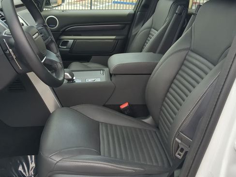 Used 2025 Land Rover Discovery Metropolitan Edition AWD/4WD image 17