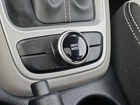 Used 2023 Hyundai Venue SEL image 23