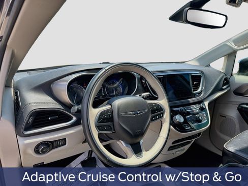 Used 2018 Chrysler Pacifica Limited w/ Tire & Wheel Group FWD image 16