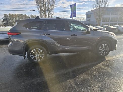 Certified 2023 Toyota Highlander XLE image 9