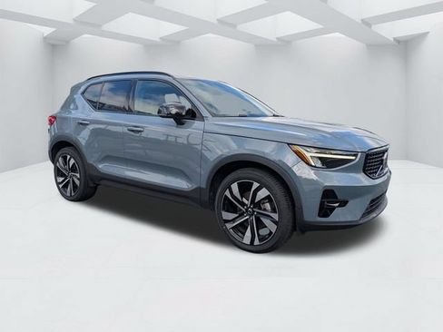 Certified 2023 Volvo XC40 B5 Plus w/ Climate Package AWD/4WD image 2