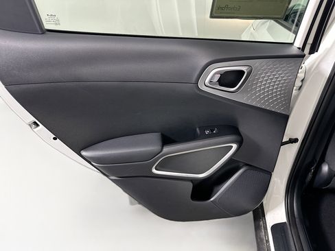 Used 2025 Kia Soul LX w/ LX Technology Package FWD image 25