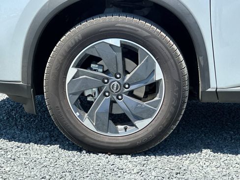 Used 2024 Nissan Rogue SV FWD image 12