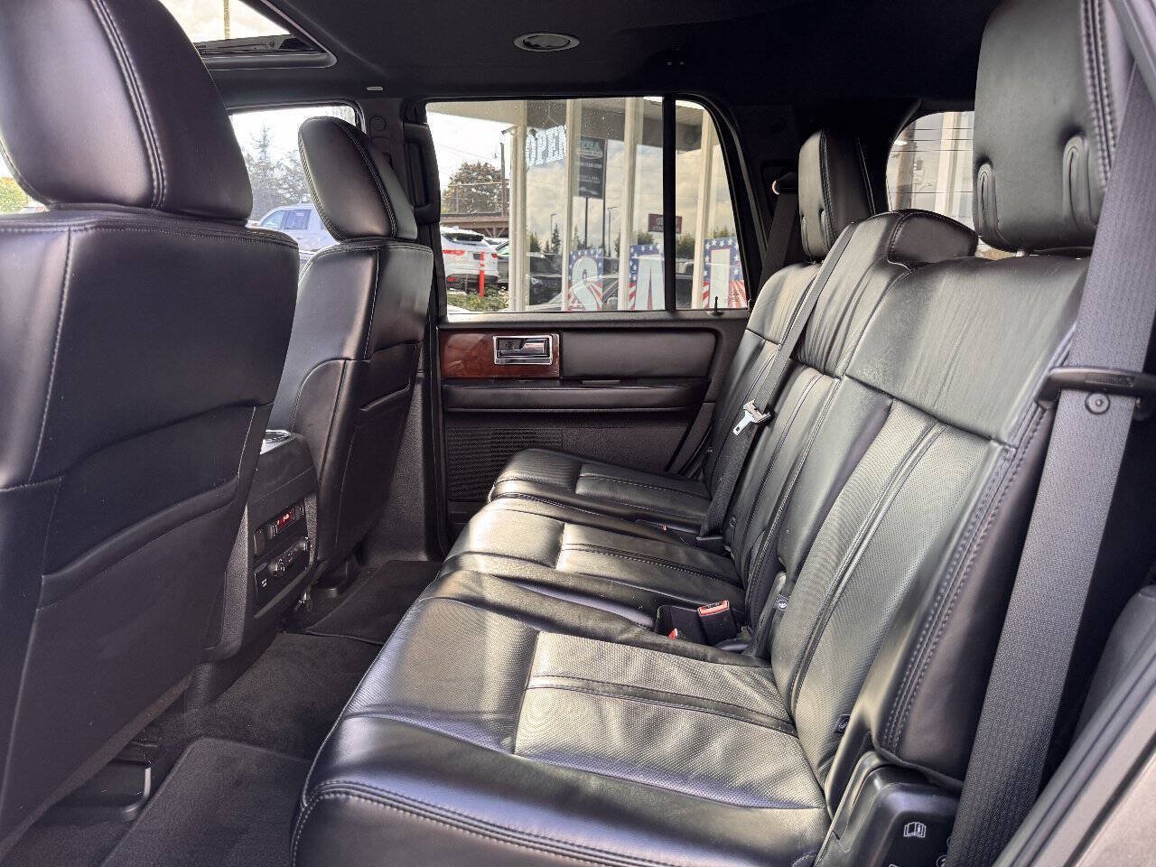 Used 2017 Lincoln Navigator Select RWD image 28