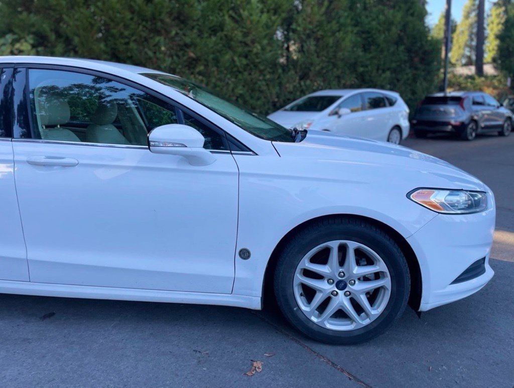 Used 2016 Ford Fusion SE FWD image 2