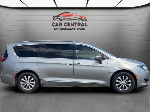 Used 2019 Chrysler Pacifica Touring-L FWD image 6