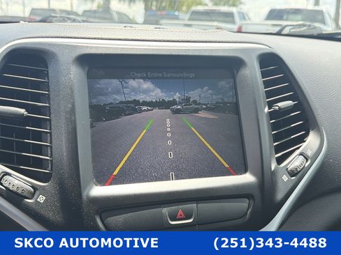 Used 2018 Jeep Cherokee Latitude Plus AWD/4WD image 17