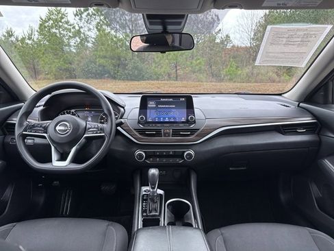 Used 2024 Nissan Altima 2.5 SV image 14