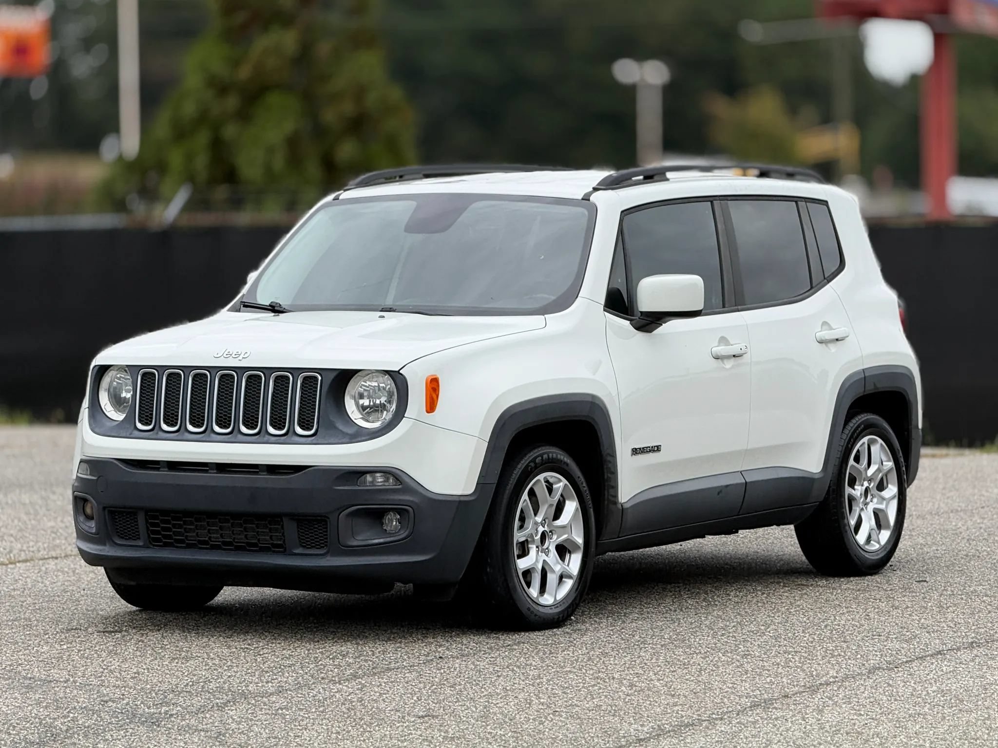 Used 2017 Jeep Renegade Latitude FWD image 6