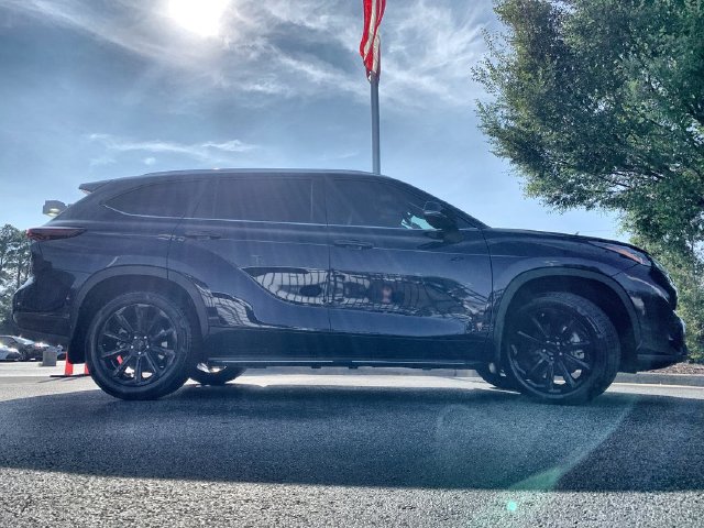 Used 2025 Toyota Highlander XLE FWD image 9