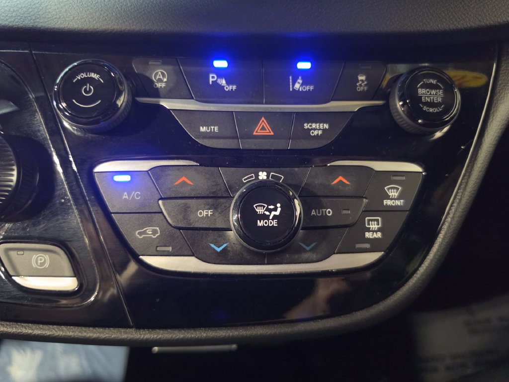 Used 2025 Chrysler Pacifica Select FWD image 16
