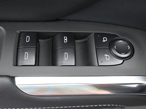 Used 2025 Chevrolet Traverse LT FWD image 14