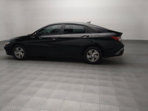 Used 2025 Hyundai Elantra SE image 3