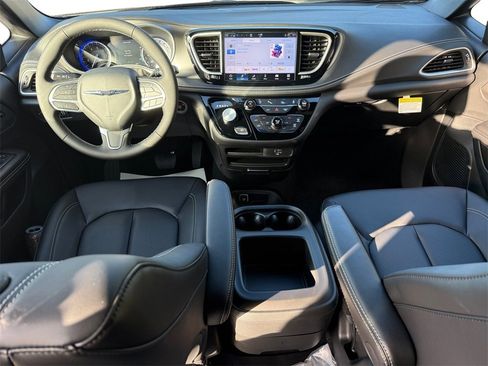New 2026 Chrysler Pacifica Select image 10