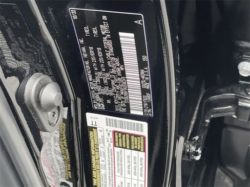 Used 2022 Toyota Highlander LE image 32