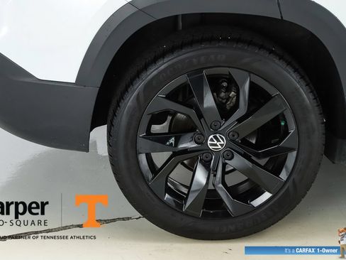 Used 2023 Volkswagen Taos SE w/ Panoramic Sunroof Package FWD image 13