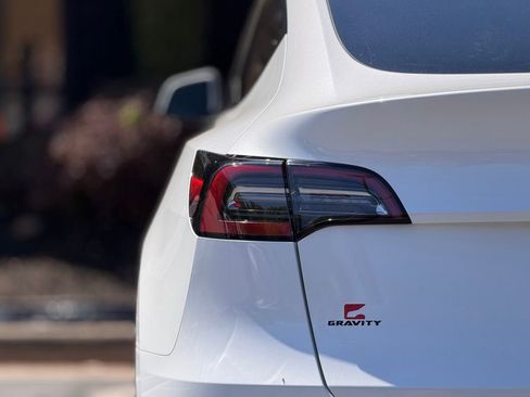 Used 2022 Tesla Model Y Long Range image 13