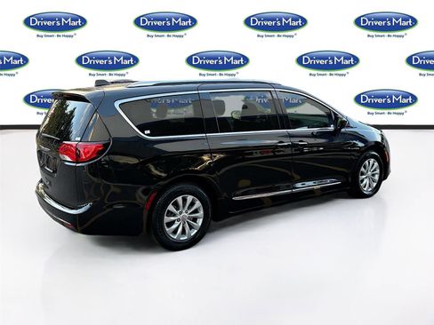 Used 2018 Chrysler Pacifica Touring-L image 7