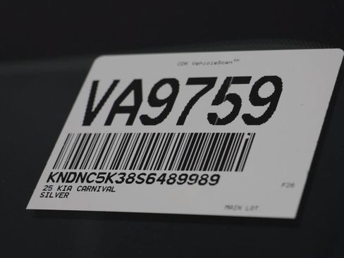 Used 2025 Kia Carnival EX FWD image 26