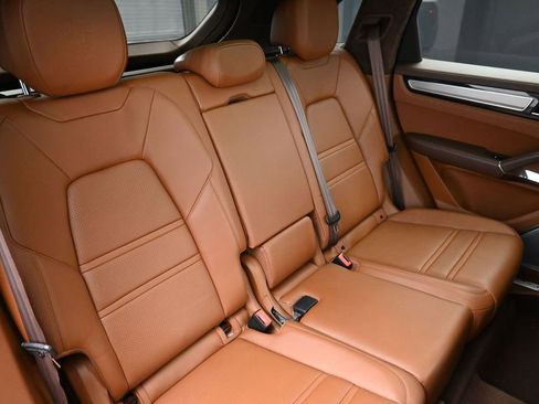 Certified 2022 Porsche Cayenne Turbo S AWD/4WD image 28