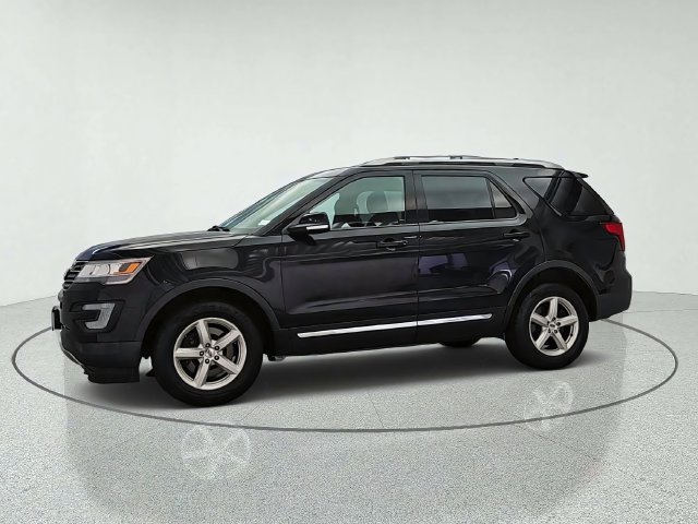 Used 2017 Ford Explorer XLT w/ Equipment Group 201A AWD/4WD image 3