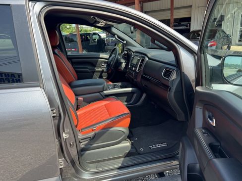 Used 2018 Nissan Titan SV w/ SV Convenience Package AWD/4WD image 15
