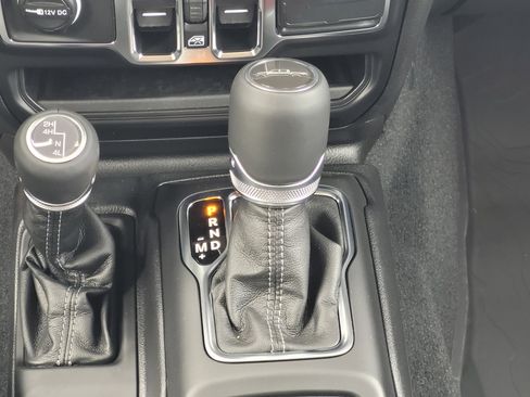 New 2025 Jeep Gladiator Sport image 16