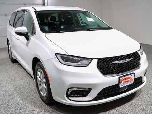 Used 2023 Chrysler Pacifica Touring-L FWD image 5
