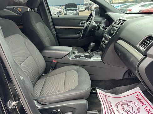 Used 2018 Ford Explorer XLT image 16