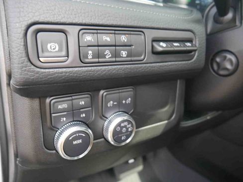 Used 2024 GMC Yukon XL Denali AWD/4WD image 29
