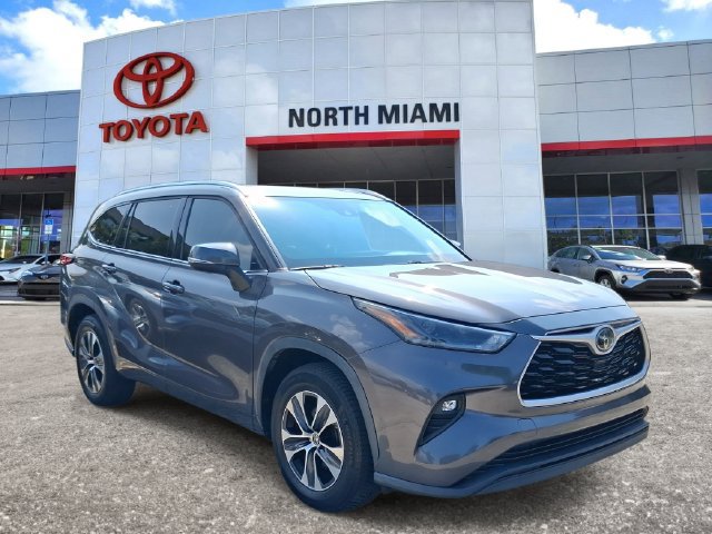 Used 2021 Toyota Highlander XLE FWD image 1