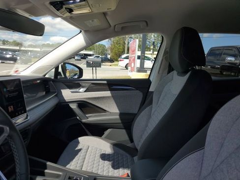 Used 2025 Volkswagen Tiguan S image 17