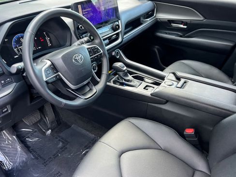 Certified 2025 Toyota Grand Highlander AWD image 11