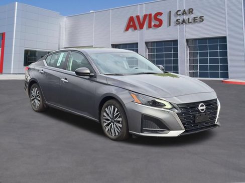 Used 2025 Nissan Altima 2.5 SV FWD image 3