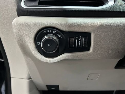 Used 2024 Chrysler Pacifica Touring-L FWD image 20