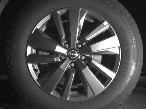 Used 2025 Nissan Pathfinder SV FWD image 12