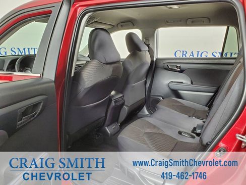 Used 2024 Toyota Highlander LE image 32