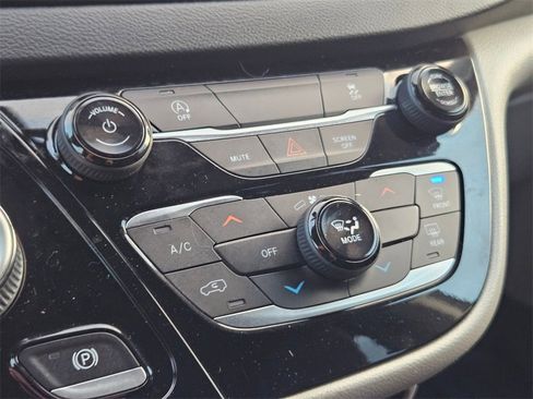 Used 2021 Chrysler Voyager L image 23