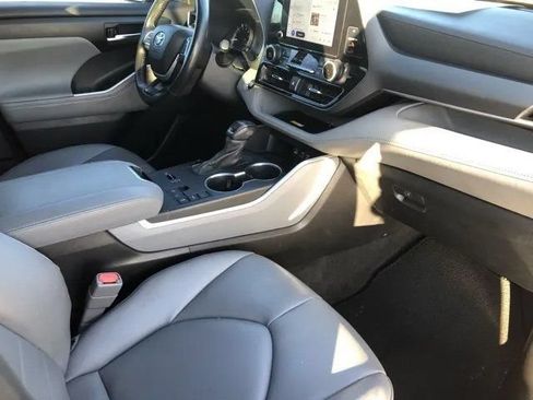 Used 2023 Toyota Highlander XLE FWD image 20