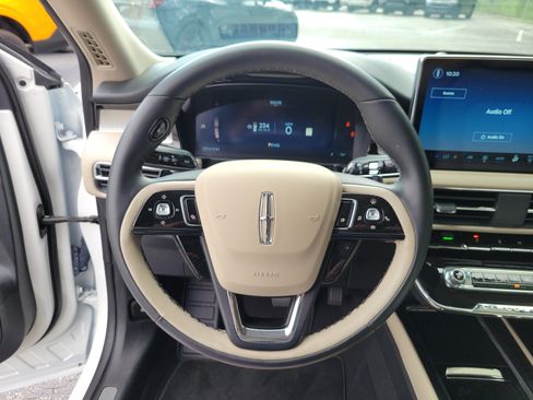 Used 2025 Lincoln Corsair FWD image 25