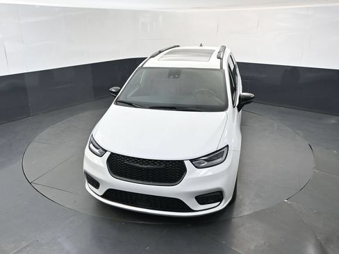 Used 2025 Chrysler Pacifica Limited FWD image 30