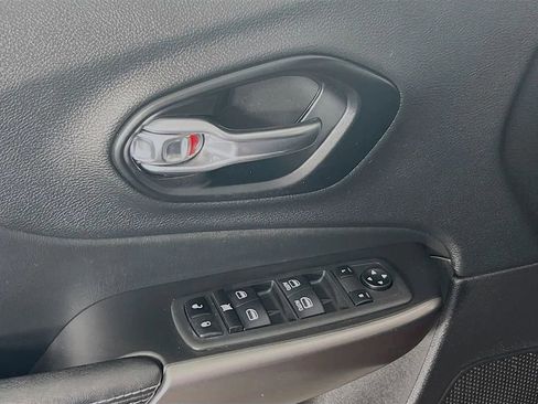 Used 2021 Jeep Cherokee Latitude Plus AWD/4WD image 18