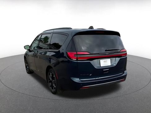 Used 2025 Chrysler Pacifica Limited image 11